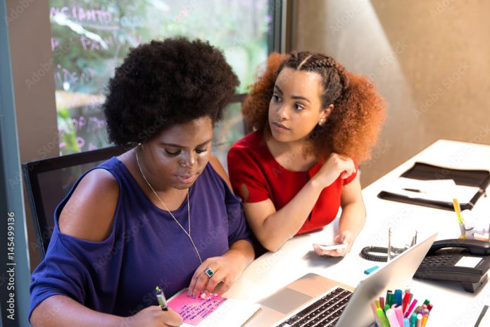Mulheres negras juntas no computador