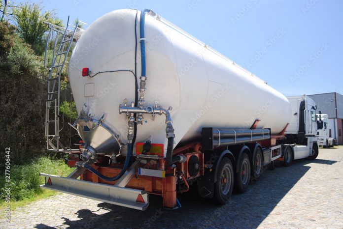 Camião tanque para transporte de matéria explosiva ou outros líquidos