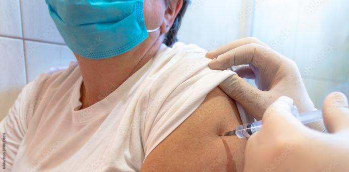 Close up de vacinação em uma pessoa