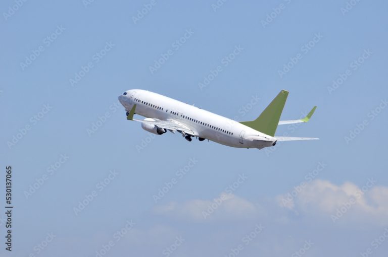 Um avião de grande porte decolando do aeroporto de uma cidade no Brasil