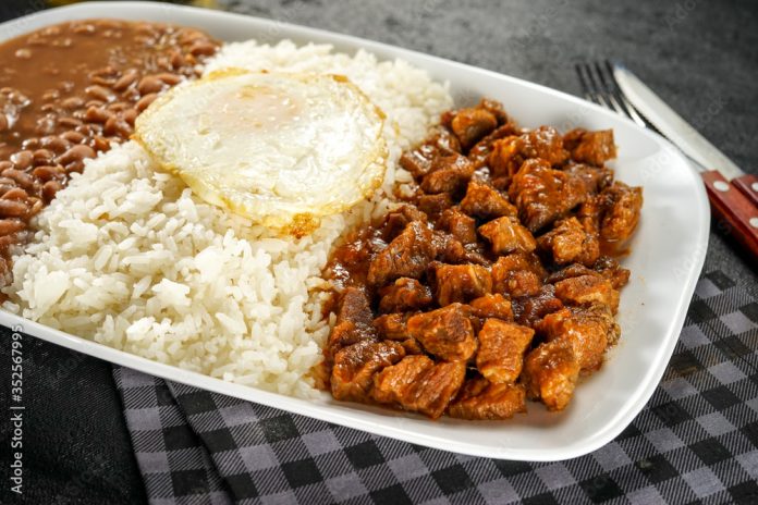 Prato picadinho de carne com arroz e feijão-view-top