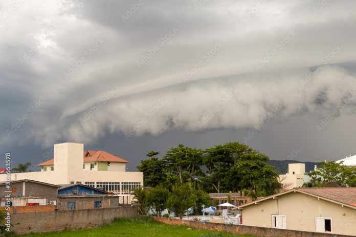 Nuvem de tempestade avançando sobre Florianópolis - Santa Catarina - Brasil