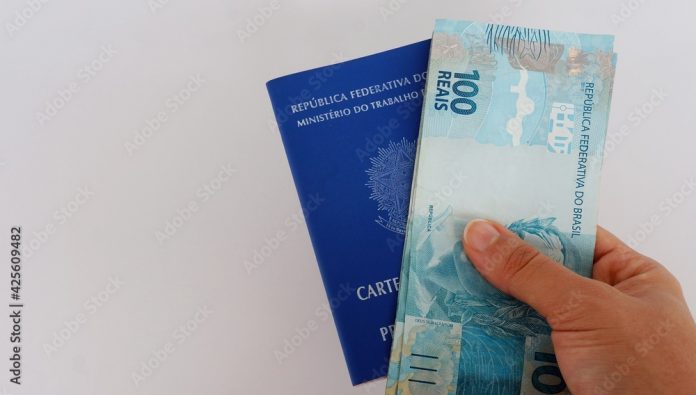 Carteira de Trabalho do Brasil e dinheiro Brasileiro.