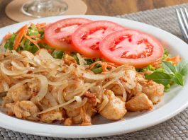 Comida de hotel - frango acebolado com salada de tomate, alface e cenoura
