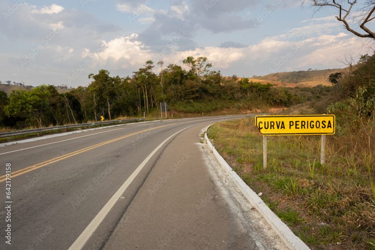 Sinalização vertical de rodovias  "curva perigosa"