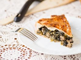 Fetta di focaccia ripiena ai broccoli e salsiccia nel piatto